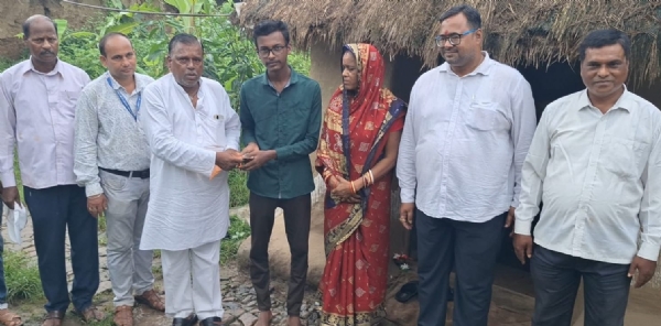 Kendrapara, 27 ଅଗଷ୍ଟ (ହି.ସ.) ଗରିବ ଓ ମେଧାବୀ ଛାତ୍ରଙ୍କୁ ଡାକ୍ତରୀ ନାମ ଲେଖା ପାଇଁ କେସିସିଏଲର ପକ୍ଷରୁ ଆର୍ଥିକ ସହାୟତା Kendrapara, 27 ଅଗଷ୍ଟ (ହି.ସ.) ଗରିବ ଓ ମେଧାବୀ ଛାତ୍ରଙ୍କୁ ଡାକ୍ତରୀ ନାମ ଲେଖା ପାଇଁ କେସିସିଏଲର ପକ୍ଷରୁ ଆର୍ଥିକ ସହାୟତା