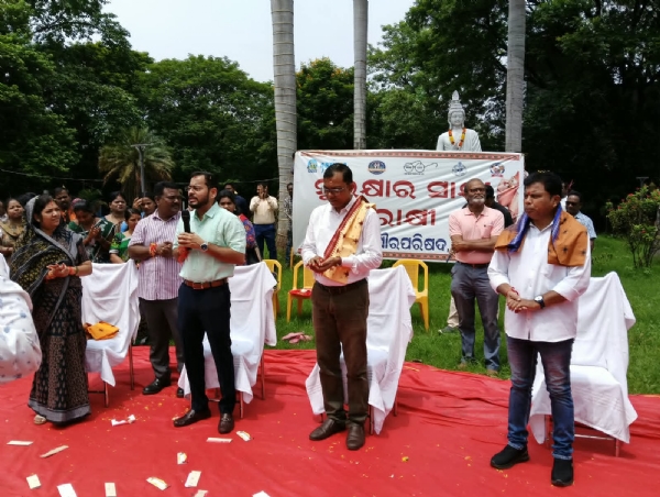 ବଲାଙ୍ଗୀର ପୌରପରିଷଦ ପକ୍ଷରୁ ସଫେଇ କର୍ମଚାରୀଙ୍କ ସହ ଏକ ନିଆରା ଏବଂ ଭାବପୂର୍ଣ୍ଣ କାର୍ଯ୍ୟକ୍ରମ “ସୁରକ୍ଷାର ସାକ୍ଷୀ – ରାକ୍ଷୀ