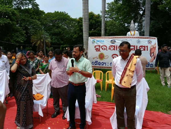 ବଲାଙ୍ଗୀର ପୌରପରିଷଦ ପକ୍ଷରୁ ସଫେଇ କର୍ମଚାରୀଙ୍କ ସହ ଏକ ନିଆରା ଏବଂ ଭାବପୂର୍ଣ୍ଣ କାର୍ଯ୍ୟକ୍ରମ “ସୁରକ୍ଷାର ସାକ୍ଷୀ – ରାକ୍ଷୀ