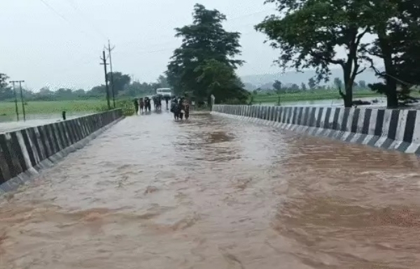 पन्ना में कई इलाकों में बाढ़ जैसे हालात पन्ना में कई इलाकों में बाढ़ जैसे हालात