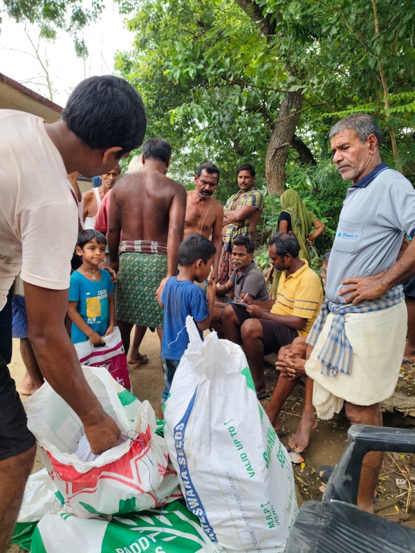ବ୍ଲକ ପ୍ରାଶାସନ ତରଫରୁ ଶୁଖିଲାଖାଦ୍ୟ ବଣ୍ଟନ ବ୍ଲକ ପ୍ରାଶାସନ ତରଫରୁ ଶୁଖିଲାଖାଦ୍ୟ ବଣ୍ଟନ