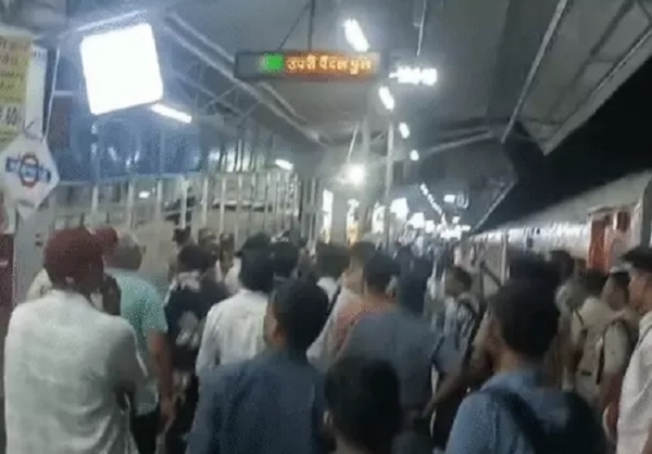 खंडवा स्टेशन पर रुकी ट्रेन खंडवा स्टेशन पर रुकी ट्रेन