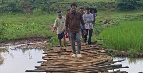 ୮୦ ବର୍ଷ ପରେ ବି ବିକାଶ ଅପହଞ୍ଚ… କାଠପୋଲ ଭରସାରେ ଦୁଆରଶୁଣି୦