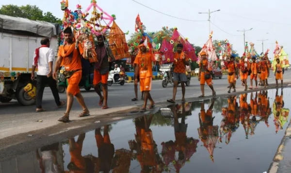 हरिद्वार से पवित्र कांवड़ में गंगाजल लेकर तीर्थयात्री लौटने लगे है। ऐसे ही कांवड़ तीर्थयात्रियों का समूह दिल्ली के अंतरराज्यीय बस अड्डे के पास से गुजरता हुआ।  फोटो - इंटरनेट मीडिया