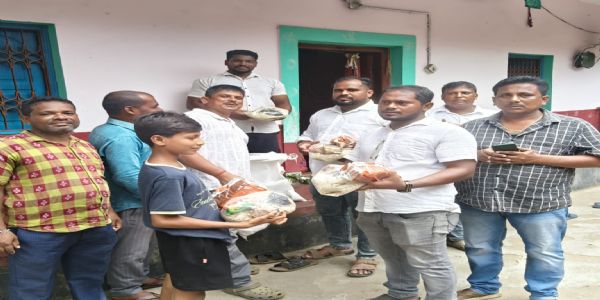 ଭଦ୍ରକ ଓ ତିହିଡି ଠିକାଦାର ସଂଘ ପକ୍ଷରୁ ବିପନ୍ନଙ୍କୁ ଶୁଖିଲା ଖାଦ୍ୟ ବଣ୍ଟନ