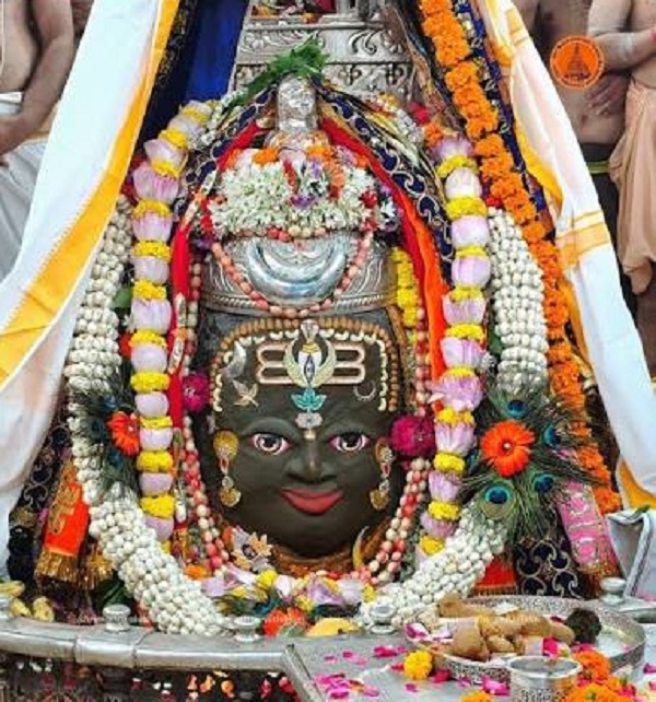 सावन के पहले सोमवार भस्म आरती में हुआ दिव्य श्रृंगार