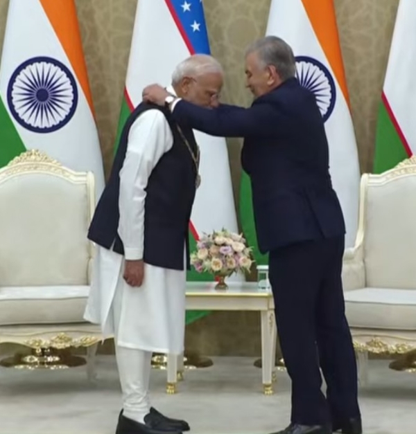 राष्ट्रपति से सम्मान प्राप्त करते प्रधानमंत्री मोदी राष्ट्रपति से सम्मान प्राप्त करते प्रधानमंत्री मोदी