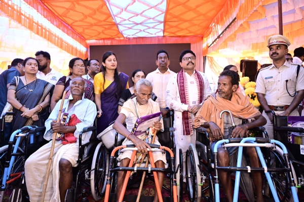 ମନ୍ କୀ ବାତ୍’ କାର୍ଯ୍ୟକ୍ରମ ଅବସରରେ ଆଜି ଲୋଇସିଂହାସ୍ଥିତ ସ୍ୱାମୀ ବିବେକାନନ୍ଦ ଶିକ୍ଷା କେନ୍ଦ୍ର ପରିସରରେ ଯୋଗଦେଲେ ସ୍ବାସ୍ଥ୍ୟ ମନ୍ତ୍ରୀ ମୁକେଶ ମହଲିଙ୍ଗ