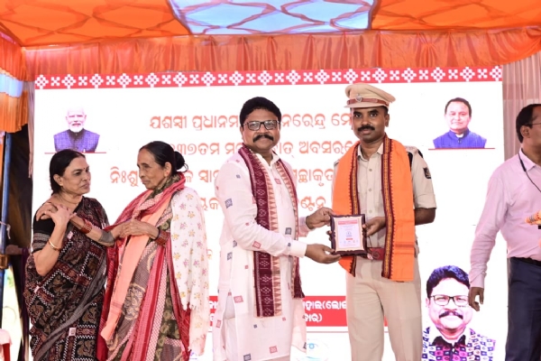 ମନ୍ କୀ ବାତ୍’ କାର୍ଯ୍ୟକ୍ରମ ଅବସରରେ ଆଜି ଲୋଇସିଂହାସ୍ଥିତ ସ୍ୱାମୀ ବିବେକାନନ୍ଦ ଶିକ୍ଷା କେନ୍ଦ୍ର ପରିସରରେ ଯୋଗଦେଲେ ସ୍ବାସ୍ଥ୍ୟ ମନ୍ତ୍ରୀ ମୁକେଶ ମହଲିଙ୍ଗ
