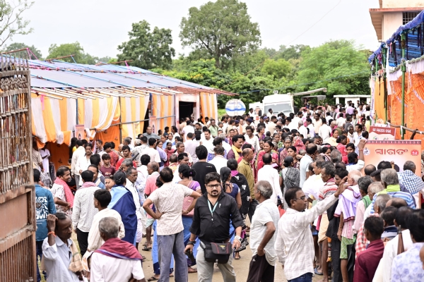 ମନ୍ କୀ ବାତ୍’ କାର୍ଯ୍ୟକ୍ରମ ଅବସରରେ ଆଜି ଲୋଇସିଂହାସ୍ଥିତ ସ୍ୱାମୀ ବିବେକାନନ୍ଦ ଶିକ୍ଷା କେନ୍ଦ୍ର ପରିସରରେ ଯୋଗଦେଲେ ସ୍ବାସ୍ଥ୍ୟ ମନ୍ତ୍ରୀ ମୁକେଶ ମହଲିଙ୍ଗ