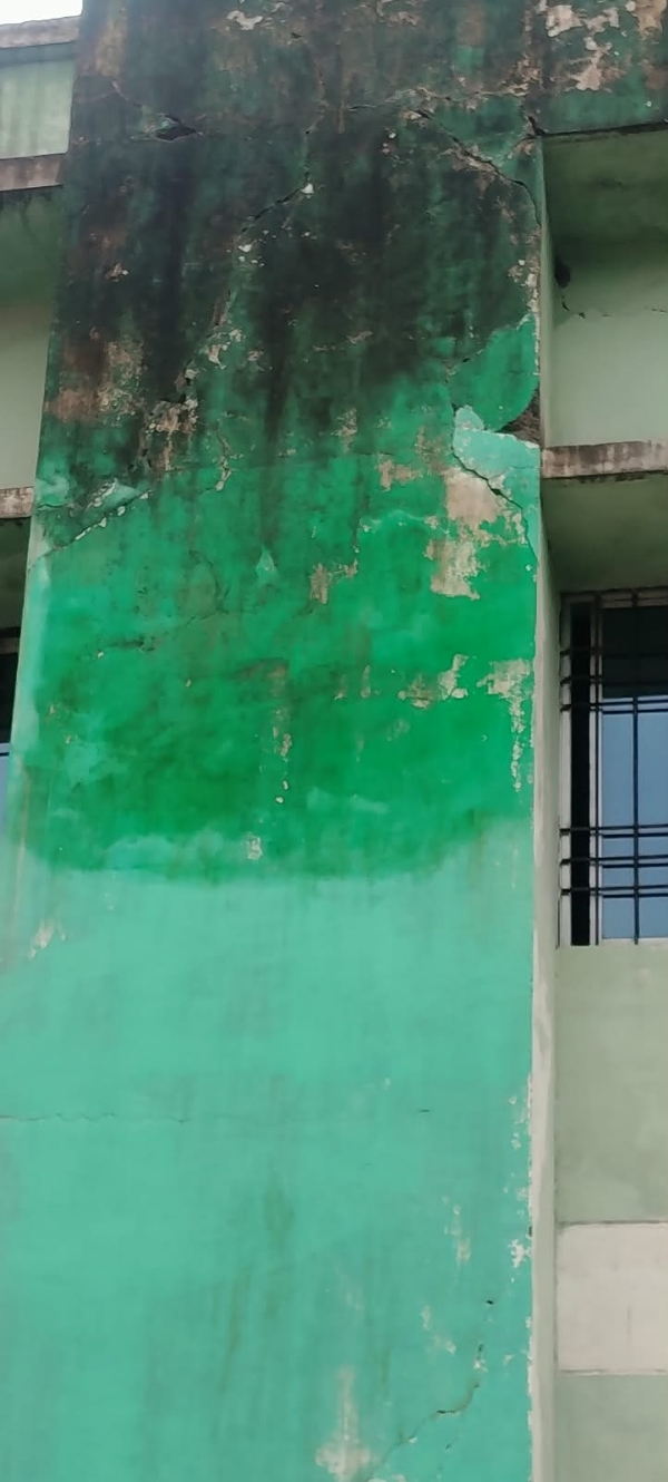 ସ୍କୁଲ କୋଠାରେ ଫାଟ ଉଡ଼ିଗଲା ରଙ୍ଗ ସ୍କୁଲ କୋଠାରେ ଫାଟ ଉଡ଼ିଗଲା ରଙ୍ଗ