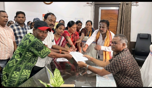 ସ୍ମାରକ ପତ୍ର ଦେଉଥିବା ବେଳେ