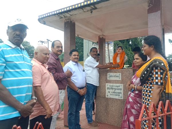 ସହିଦ ଙ୍କୁ ପୁଷ୍ପମାଲ୍ୟ ଅର୍ପଣ