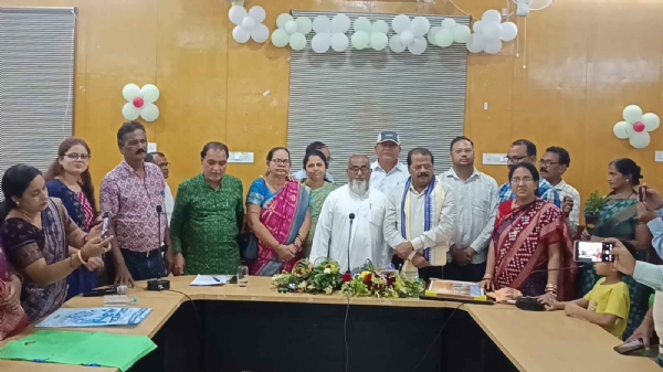 ସୋନପୁର ଜିଲ୍ଲାପାଳ  ଡ଼. ନୃପ ରାଜ ସାହୁ ଙ୍କ ଅବସର କାଳୀନ ବିଦାୟ ସମ୍ବର୍ଦ୍ଧନା ରେ ଭାବ ବିହ୍ୱଳ ସୁବର୍ଣ୍ଣପୁର