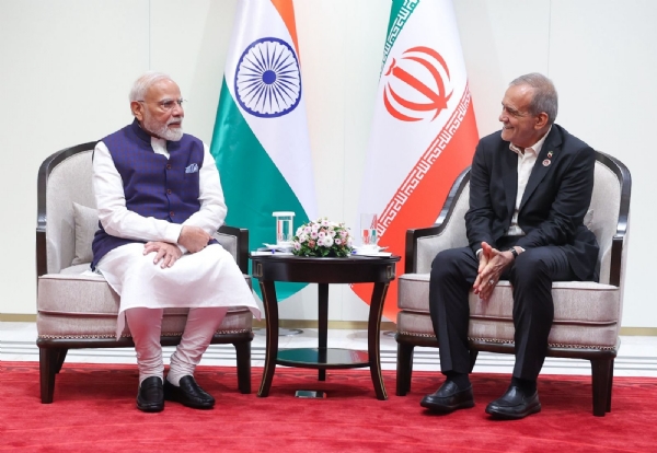 प्रधानमंत्री नरेन्द्र मोदी सोमवार को ईरान के राष्ट्रपति डॉ. मसूद पेजेशकियान से द्विपक्षीय मुलाकात करते हुए