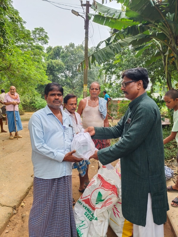 ବନ୍ୟା ପୀଡିତଙ୍କୁ ଶୁଖିଲା ଖାଦ୍ୟ ବଣ୍ଟନ ବନ୍ୟା ପୀଡିତଙ୍କୁ ଶୁଖିଲା ଖାଦ୍ୟ ବଣ୍ଟନ