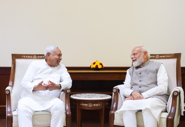 राज्यसभा सदस्य नीतीश कुमार मंगलवार को संसद भवन में प्रधानमंत्री नरेन्द्र मोदी से शिष्टाचार मुलाकात करते हुए