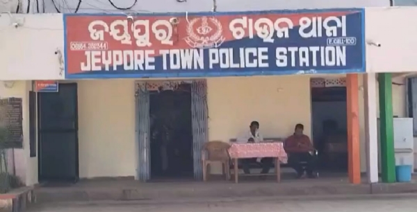 ଲୁଟ ମାମଲା ପୋଲିସ ହାତରେ ୩ ଅଭି`ୁକ୍ତ ଲୁଟ ମାମଲା ପୋଲିସ ହାତରେ ୩ ଅଭି`ୁକ୍ତ