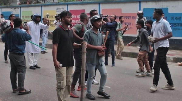 बांग्लादेश की राजधानी ढाका में चार अगस्त को बख्शी बाजार स्थित ढाका आलिया मदरसे में जातीयताबादी छात्र दल (जेसीडी) और इस्लामी छात्र शिबिर के कार्यकर्ताओं के बीच झड़प में कई लोग घायल हो गए। फोटो - ढाका ट्रिब्यून बांग्लादेश की राजधानी ढाका में चार अगस्त को बख्शी बाजार स्थित ढाका आलिया मदरसे में जातीयताबादी छात्र दल (जेसीडी) और इस्लामी छात्र शिबिर के कार्यकर्ताओं के बीच झड़प में कई लोग घायल हो गए। फोटो - ढाका ट्रिब्यून