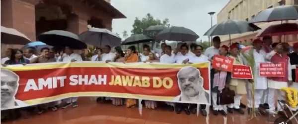 अयोध्या राम मंदिर चढ़ावा और छात्रों पर कथित पुलिस कार्रवाई के विरोध में गुरुवार को संसद भवन परिसर में प्रदर्शन और नारेबाजी करते हुए विपक्षी सांसद। अयोध्या राम मंदिर चढ़ावा और छात्रों पर कथित पुलिस कार्रवाई के विरोध में गुरुवार को संसद भवन परिसर में प्रदर्शन और नारेबाजी करते हुए विपक्षी सांसद।