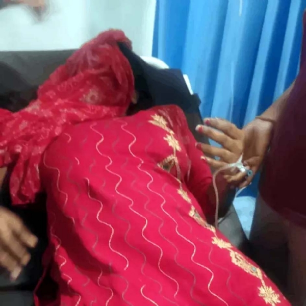 अस्पताल में उपचाराधीन गोविंद की पत्नी निशा। अस्पताल में उपचाराधीन गोविंद की पत्नी निशा।