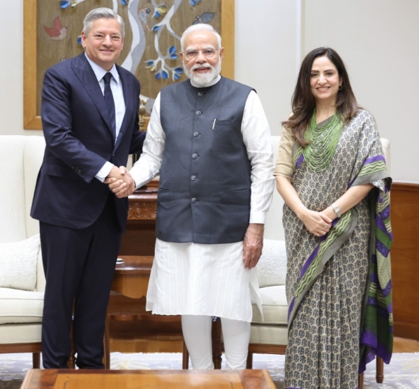 नेटफ्लिक्स के सीईओ डेट सारंडोस (बाएं) और प्रधानमंत्री नरेन्द्र मोदी (मध्य में)। फोटो - प्रधानमंत्री नरेन्द्र मोदी के एक्स हैंडल से। नेटफ्लिक्स के सीईओ डेट सारंडोस (बाएं) और प्रधानमंत्री नरेन्द्र मोदी (मध्य में)। फोटो - प्रधानमंत्री नरेन्द्र मोदी के एक्स हैंडल से।