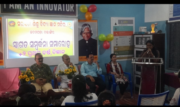 କଦମପଡା ଶିଶୁମନ୍ଦିରରେ ଛାତ୍ରଛାତ୍ରୀଙ୍କୁ ବୈଜ୍ଞାନିକ ଉପକରଣ ପ୍ରଦର୍ଶନ