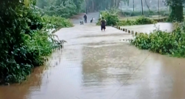 କୁଚିଣ୍ଡା ଅଞ୍ଚଳରେ ପ୍ରବଳ ବର୍ଷା, ଚନ୍ଦନିମାଲ ବ୍ରିଜ୍ ଉପରେ ଢେ଼ଉ ଭାଙ୍ଗୁଛି ବର୍ଷାପାଣି