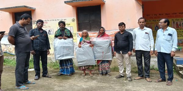 ଝାଲପଡାରେ ବନ୍ୟା ବିପନ୍ନଙ୍କୁ ପାଲ ପ୍ରଦାନ