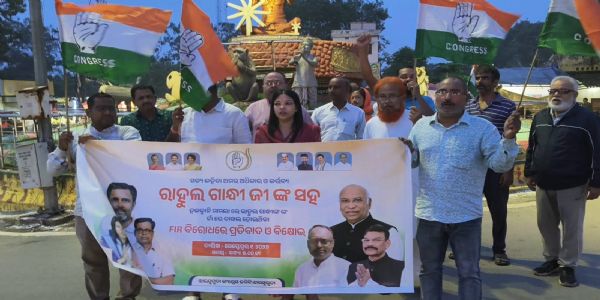 ହଳଦୱାନି ପ୍ରସଙ୍ଗକୁ ନେଇ ଝାରସୁଗୁଡାରେ କଂଗ୍ରେସର ବିକ୍ଷୋଭ, ନିରପେକ୍ଷ ତଦନ୍ତ ଦାବି