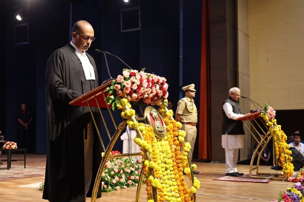 न्यायमूर्ति अल्पेश कोगजे शपथ ग्रहण करते हुए न्यायमूर्ति अल्पेश कोगजे शपथ ग्रहण करते हुए