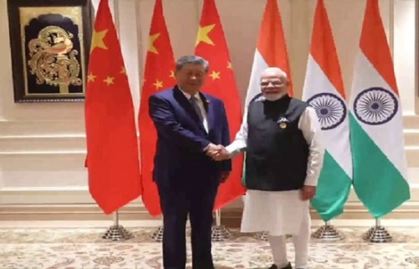 चीन के राष्ट्रपति के साथ द्विपक्षीय बैठक करते प्रधानमंत्री नरेंद्र मोदी चीन के राष्ट्रपति के साथ द्विपक्षीय बैठक करते प्रधानमंत्री नरेंद्र मोदी