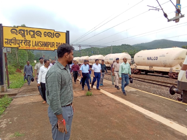ପୂର୍ବତଟ ରେଳପଥ ମହାପ୍ରବନ୍ଧକଙ୍କ ଦ୍ୱାରା ରାୟଗଡ଼ା–କୋରାପୁଟ–ଜୟପୁର ରେଳ ସେକ୍ସନ୍ ପରିଦର୍ଶନ:  ଚାଲୁରହିଥିବା ନିର୍ମାଣ କାର୍ଯ୍ୟ, ସୁରକ୍ଷା, ଟ୍ରେନ୍ ପରିଚାଳନା, ଭିତ୍ତିଭୂମି ବିକାଶ ଓ ଯାତ୍ରୀ ସୁବିଧାର ସମୀକ୍ଷା।