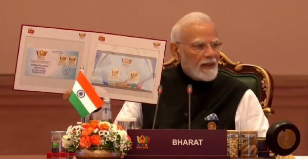 डाक टिकट जारी करते प्रधानमंत्री डाक टिकट जारी करते प्रधानमंत्री