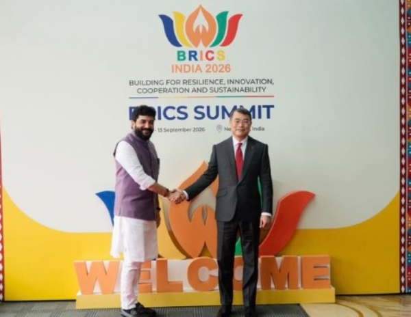 18वें ब्रिक्स शिखर सम्मेलन में भाग लेने के लिए नई दिल्ली पहुंचे वियतनाम के प्रधानमंत्री ले मिन्ह हुंग का स्वागत करते केंद्रीय राज्य मंत्री मुरलीधर मोहोल।