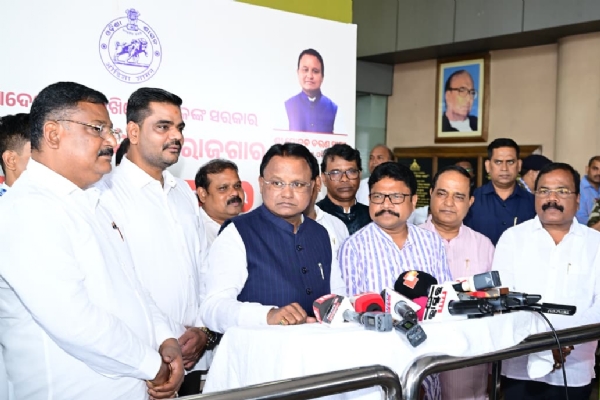 ସଂଯୁକ୍ତ ଆରବ ଏମିରଟ୍ସ (ୟୁଏଇ) ଗସ୍ତ ସାରି ଓଡ଼ିଶା ଫେରିଲେ ମୁଖ୍ୟମନ୍ତ୍ରୀ ସଂଯୁକ୍ତ ଆରବ ଏମିରଟ୍ସ (ୟୁଏଇ) ଗସ୍ତ ସାରି ଓଡ଼ିଶା ଫେରିଲେ ମୁଖ୍ୟମନ୍ତ୍ରୀ