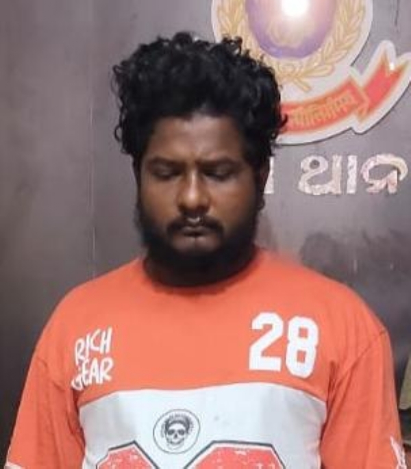 କଫ୍ ସିରପ୍ ଓ ଦେଶୀ ମଦ ଚୋରା କାରବାରରେ ଚଢ଼ାଉ, ଜଣେ ଗିରଫ
