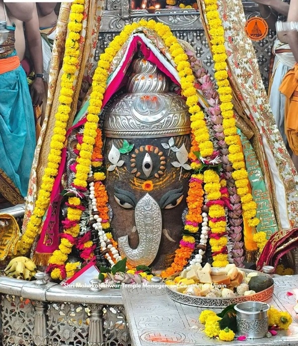 गणेश चतुर्थी पर गणेश स्वरूप में सजे बाबा महाकाल गणेश चतुर्थी पर गणेश स्वरूप में सजे बाबा महाकाल