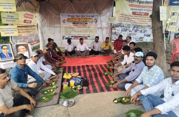 ଦାବି ପୂରଣ ନହେବାରୁ ନୂଆଁଖାଇରେ ବି ଆନ୍ଦୋଳନ ଜାରି : ଦାବି ପୂରଣ ନହେବାରୁ ନୂଆଁଖାଇରେ ବି ଆନ୍ଦୋଳନ ଜାରି :
