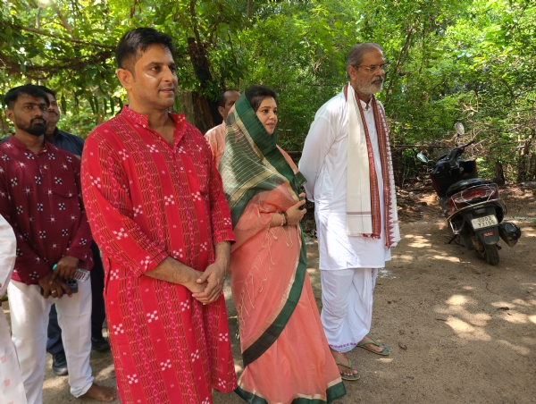 ପାଳିତ ହେଲା ନୂଆଁଖାଇ ଗ୍ରାମରୁ ସହର ଉତ୍ସବ ମୁଖର ଶୈଳଶ୍ରୀ ପ୍ୟାଲେସ ରେ ରାଜ ପରିବାର ଖାଇଲେ ନୂଆଁଖାଇ ପାଳିତ ହେଲା ନୂଆଁଖାଇ ଗ୍ରାମରୁ ସହର ଉତ୍ସବ ମୁଖର ଶୈଳଶ୍ରୀ ପ୍ୟାଲେସ ରେ ରାଜ ପରିବାର ଖାଇଲେ ନୂଆଁଖାଇ