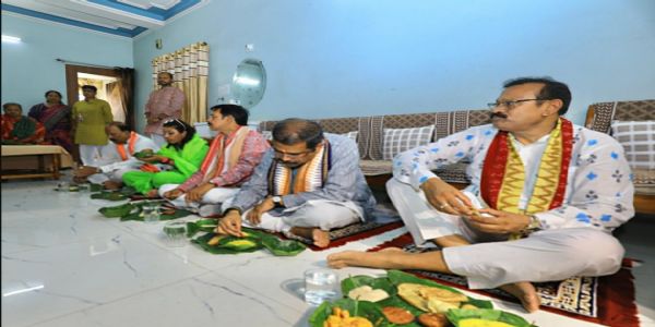ସମ୍ବଲପୁରରେ ନବାନ୍ନ ସେବନ     କରି ନୂଆଁଖାଇ ପାଳିଲେ ସାଂସଦ ଧର୍ମେନ୍ଦ୍ର ପ୍ରଧାନ