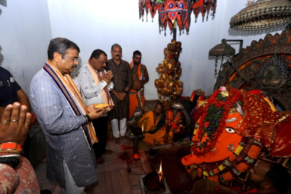 ନୂଆଁଖାଇ ପାଇଁ ସମଗ୍ର ପଶ୍ଚିମ ଓଡ଼ିଶା ଉତ୍ସବମୁଖର  ନୂଆଁଖାଇ ‘ନବାନ୍ନ’ରୁ ଆଗାମୀ ପିଢ଼ିର ‘ପୋଷଣ’ ଦାୟିତ୍ୱ ନେବା - ଧର୍ମେନ୍ଦ୍ର