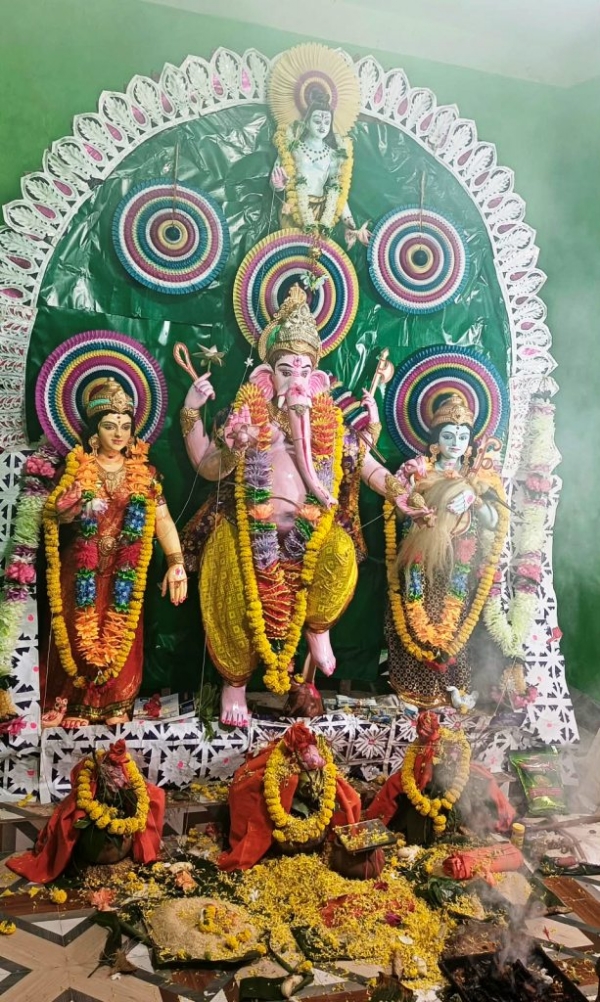 CHARI PIDHIRE SARBAJANINA GANESH PUJA CHARI PIDHIRE SARBAJANINA GANESH PUJA