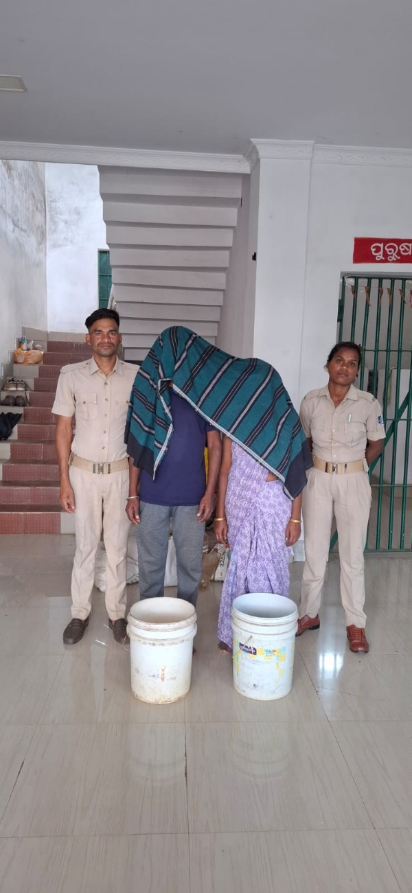 ଦେଶି ମଦ ଚାଲାଣ ବେଳେ ଚଢାଉ, ୨ ଗିରଫ ଦେଶି ମଦ ଚାଲାଣ ବେଳେ ଚଢାଉ, ୨ ଗିରଫ