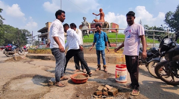 ଖାଲଖମା ଭରିଲେ ଯୁବ କଂଗ୍ରେସ କର୍ମୀ ଖାଲଖମା ଭରିଲେ ଯୁବ କଂଗ୍ରେସ କର୍ମୀ