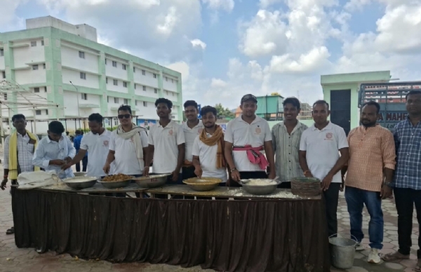 ନୂଆଁଖାଇ ଉପଲକ୍ଷେ ମାଁ ମାହେଶ୍ୱରୀ ସେନା ପକ୍ଷରୁ ଖାଦ୍ୟ ବଣ୍ଟନ ନୂଆଁଖାଇ ଉପଲକ୍ଷେ ମାଁ ମାହେଶ୍ୱରୀ ସେନା ପକ୍ଷରୁ ଖାଦ୍ୟ ବଣ୍ଟନ