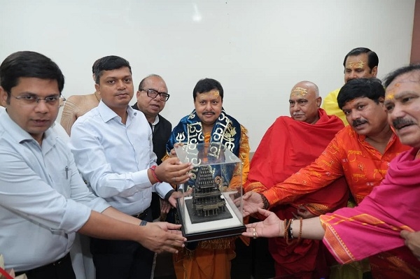 मंदिर समिति ने किया स्वागत