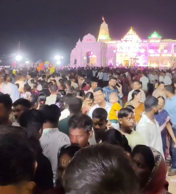 ଦର୍ଶକ ଙ୍କ ଭିଡ ଦର୍ଶକ ଙ୍କ ଭିଡ