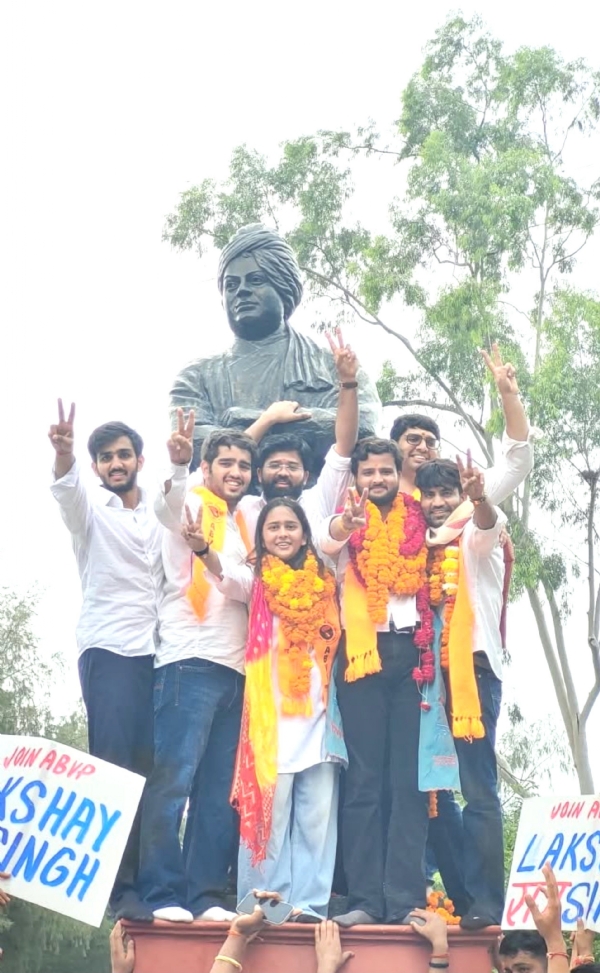 अखिल भारतीय विद्यार्थी परिषद (एबीवीपी) के उम्मीदवार जीत का जश्न मनाते हुए अखिल भारतीय विद्यार्थी परिषद (एबीवीपी) के उम्मीदवार जीत का जश्न मनाते हुए