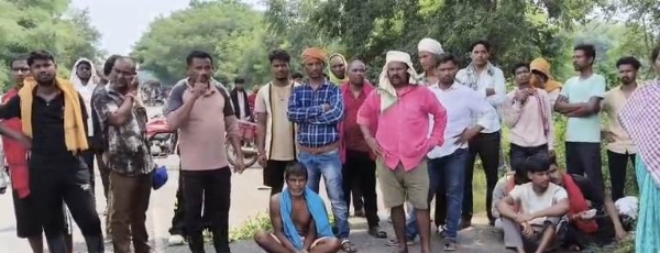 ଗାଡି ଧକ୍କାରେ ୨ ମୃତ । କ୍ଷତିପୂରଣ ଦାବି ନେଇ ରାସ୍ତା ଅବରୋଧ । ଗାଡି ଧକ୍କାରେ ୨ ମୃତ । କ୍ଷତିପୂରଣ ଦାବି ନେଇ ରାସ୍ତା ଅବରୋଧ ।